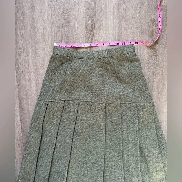 Elegant Green Pleated Skirt - Picture 8 of 13